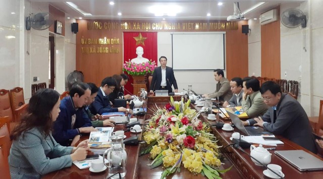UBND thị xã Hồng Lĩnh làm việc với công ty TNHH phát triển giáo dục Anh Long Vũ